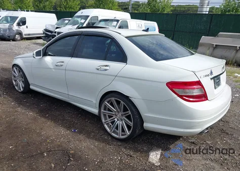 2010 Mercedes-Benz C 300 Sport 4Matic z USA, uszkodzony, nr VIN WDDGF8BBXAR090996